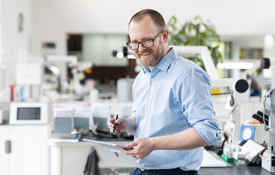 Zahntechnikermeister Stephan Juckel in seinem Labor