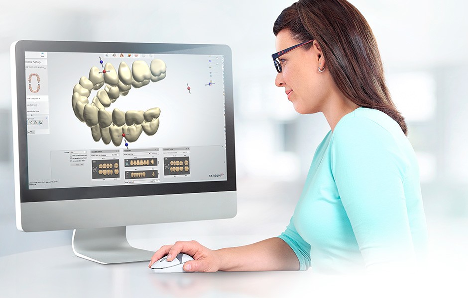Die Zahntechnikerin erstellt die Prothese im CAD System, auf dem Bildschirm wird die Position eines Zahns angepasst