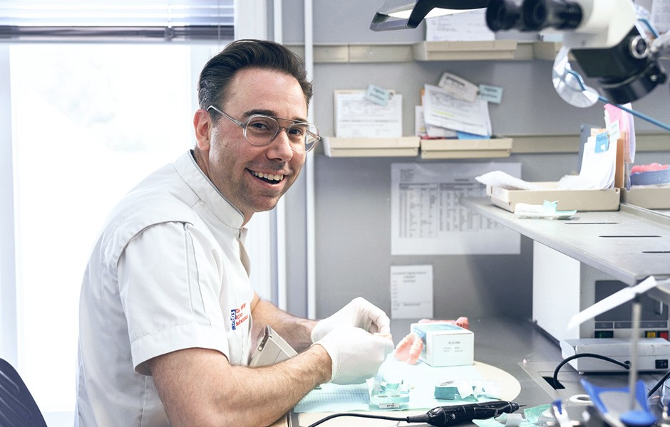 El protésico dental Okke Kamps trabajando en su laboratorio.